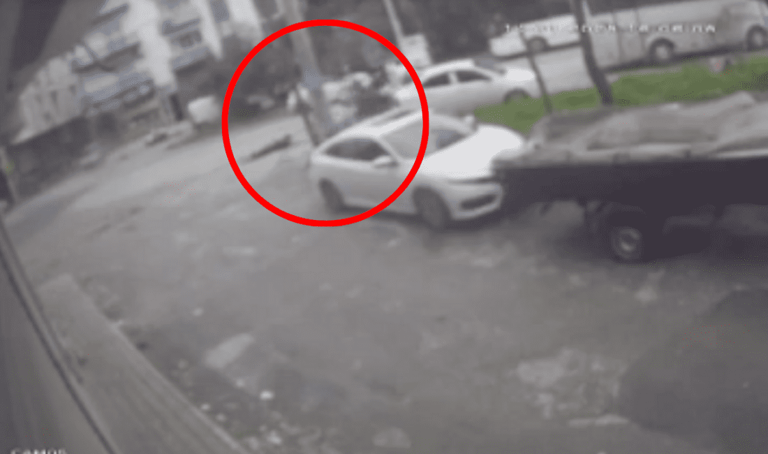 İzmir’in Buca ilçesine bağlı Fırat Mahallesi’nde, motosiklet kullanan bir genç,