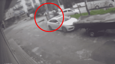 İzmir’in Buca ilçesine bağlı Fırat Mahallesi’nde, motosiklet kullanan bir genç,