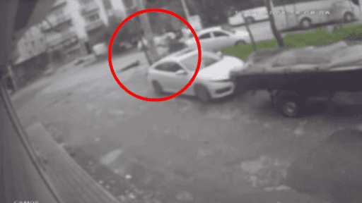 İzmir’in Buca ilçesine bağlı Fırat Mahallesi’nde, motosiklet kullanan bir genç,