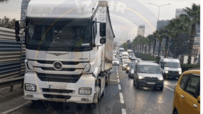 İzmir Ankara Caddesi üzerinde, Merkez istikametine doğru Egemak Köprü çıkışında