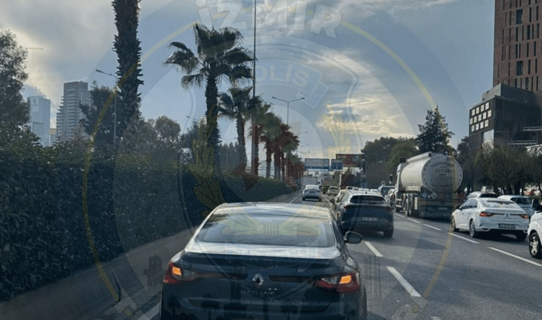 İzmir’in Bornova ilçesi Ankara Caddesi, Merkez istikametine doğru Egemak Köprü