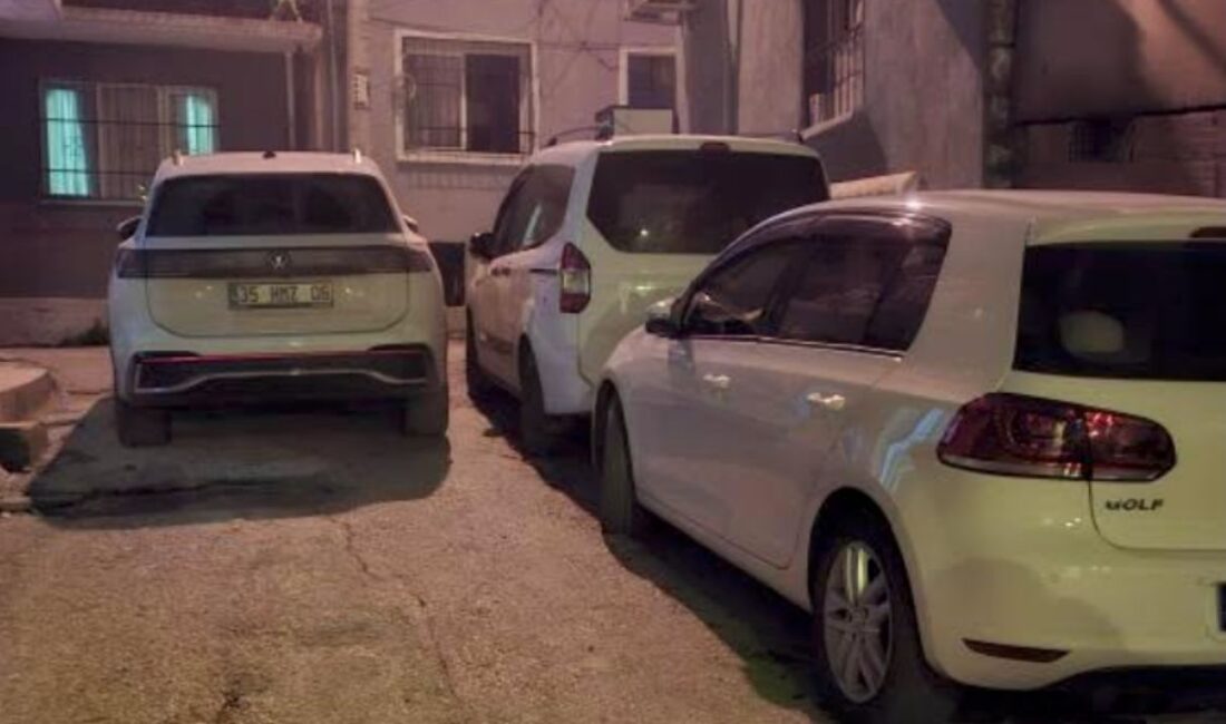 Konak Duatepe Mahallesi 625. Sokak’ta araçlar yolu kapatarak geçişleri kısıtlıyor.