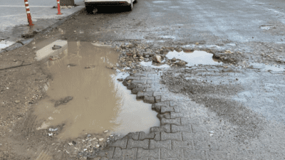 Bornova'da her yerde oluşan derin çukurlar sürücüler ve yayalar için