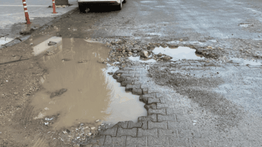 Bornova'da her yerde oluşan derin çukurlar sürücüler ve yayalar için