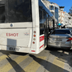 İzmir Karabağlar’da ESHOT Otobüsü ile Otomobil Çarpıştı Karabağlar Bozyaka Mahallesi’nde