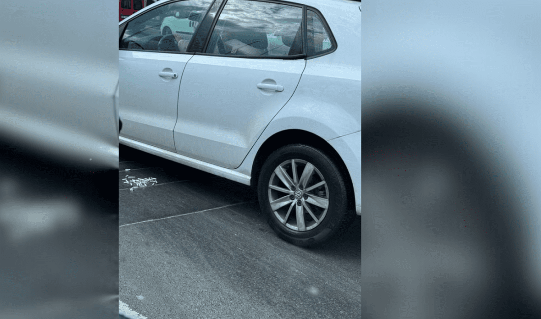 İzmir’de bir sürücü sigara izmaritlerini sokağa döktü! İzmir'in Buca ilçesinde, Uçan Yol üzerinde seyir halinde olan bir