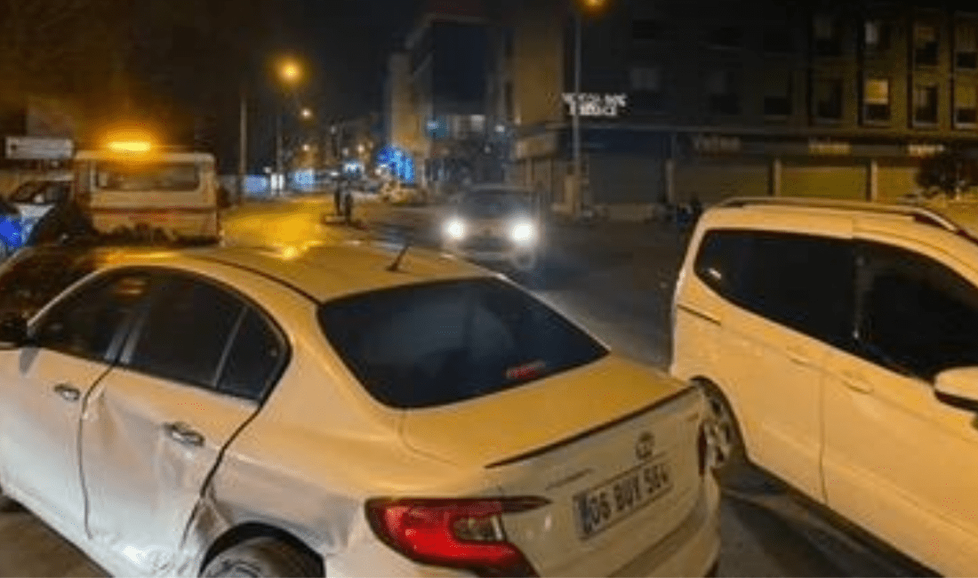 Buca'da dün gece saatlerinde meydana gelen trafik kazasında, iki araç