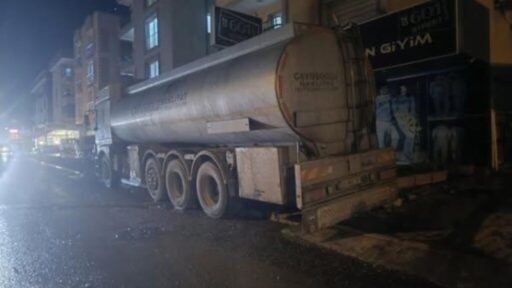 Kaldırımların tırlar tarafından işgal edilmesinden şikayetçi.