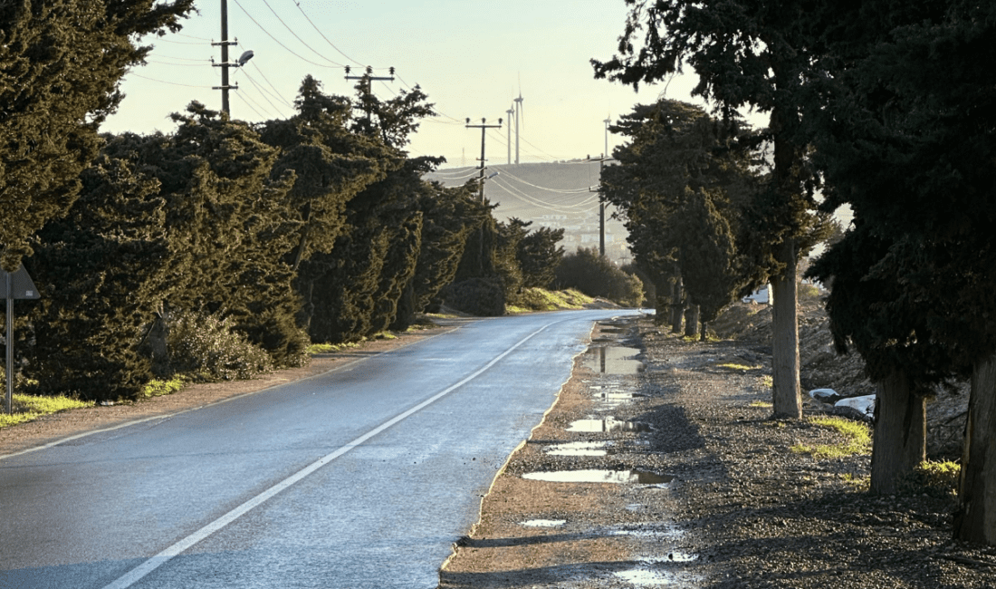 İzmir’in Çeşme ilçesi Reisdere yolu, bozuk alt yapısı nedeniyle vatandaşların