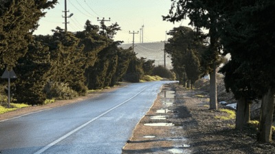 İzmir’in Çeşme ilçesi Reisdere yolu, bozuk alt yapısı nedeniyle vatandaşların