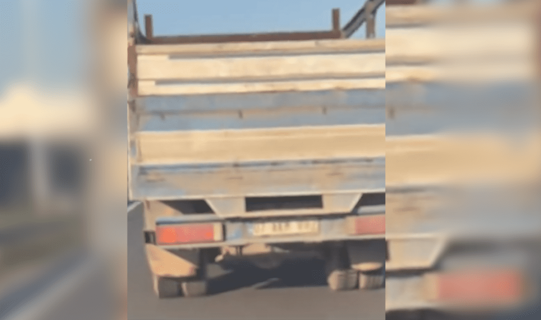 İzmir Çevreyolu’nda tehlikeli manevra: Kazaya sebep oluyordu! Çevreyolu'nda bir kamyonun aniden sola geçmesi, trafikteki diğer sürücüler için