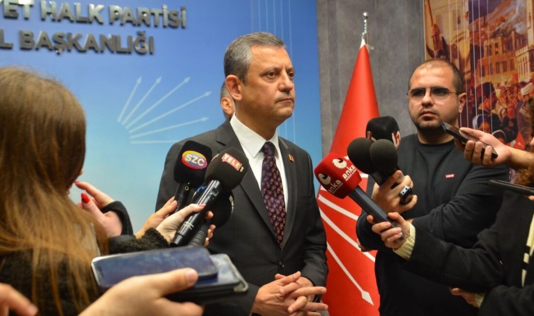 CHP Genel Başkanı Özgür Özel, İzmir'e gelerek Büyükşehir Belediye Başkanı