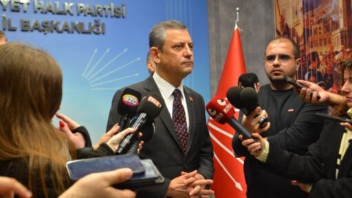 CHP Genel Başkanı Özgür Özel, İzmir'e gelerek Büyükşehir Belediye Başkanı