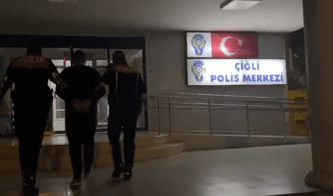 İzmir’de 10 yıl hapis cezasıyla aranan şüpheli yakalandı İzmir Çiğli’de gerçekleştirilen uygulama sırasında 10 yıl hapis cezasıyla arandığı