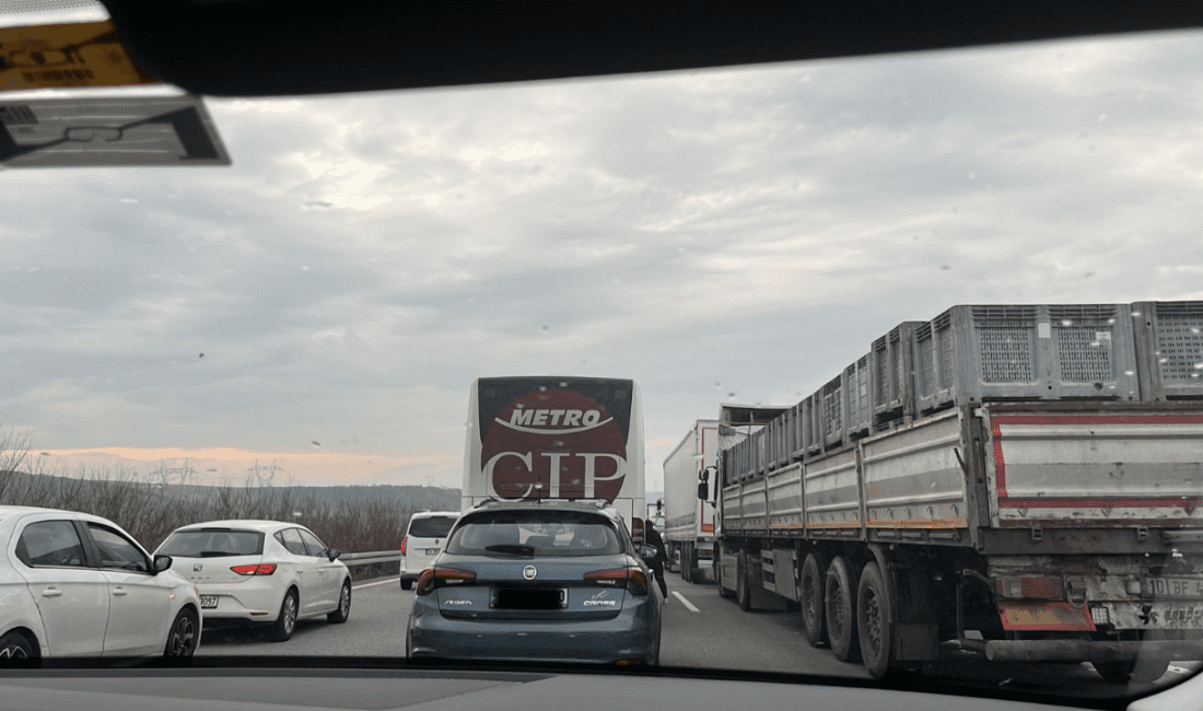 İstanbul-İzmir otoyolunda sabah saatlerinden itibaren yoğun trafik nedeniyle araçlar durma