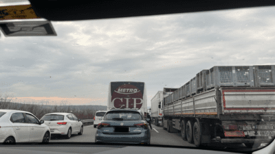 İstanbul-İzmir otoyolunda sabah saatlerinden itibaren yoğun trafik nedeniyle araçlar durma