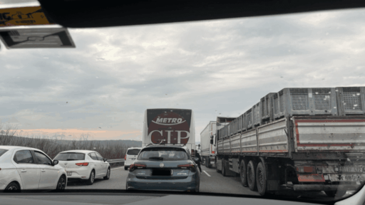 İstanbul-İzmir otoyolunda sabah saatlerinden itibaren yoğun trafik nedeniyle araçlar durma
