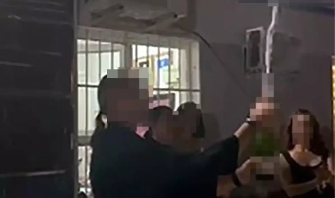 Okul Mezuniyetinde Şampanya Tepkisi İzmir Bornova'daki bir okulda öğretmenin mezuniyet eğlencesinde şampanya patlatması velileri