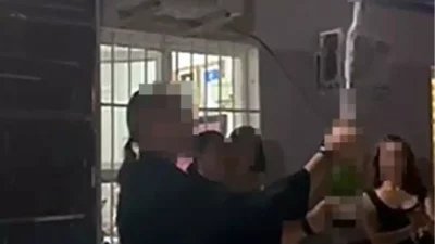 İzmir Bornova'daki bir okulda öğretmenin mezuniyet eğlencesinde şampanya patlatması velileri