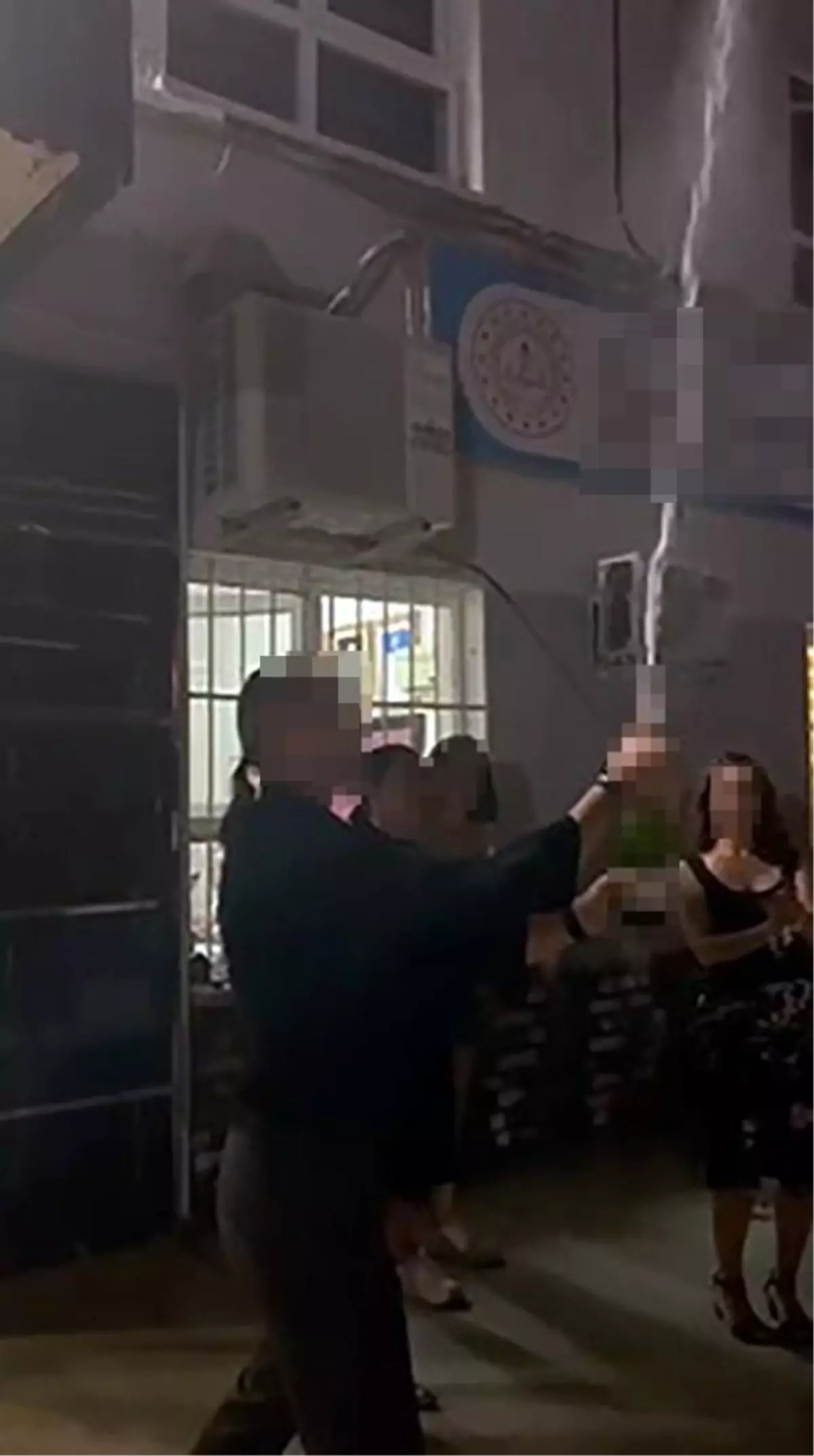 İzmir Bornova'daki bir okulda öğretmenin mezuniyet eğlencesinde şampanya patlatması velileri
