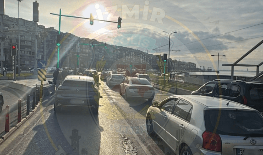 İzmir Mustafa Kemal Sahil Bulvarı’nda kaza: Trafik sıkıştı! İzmir’in Konak ilçesinde, Mustafa Kemal Sahil Bulvarı üzerinde, Marina istikametine