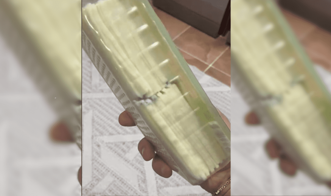 Buca’da küflü peynir skandalı! Şirinyer de bulunan bir marketten alınan küflü peynir, müşterilerin tepkisine