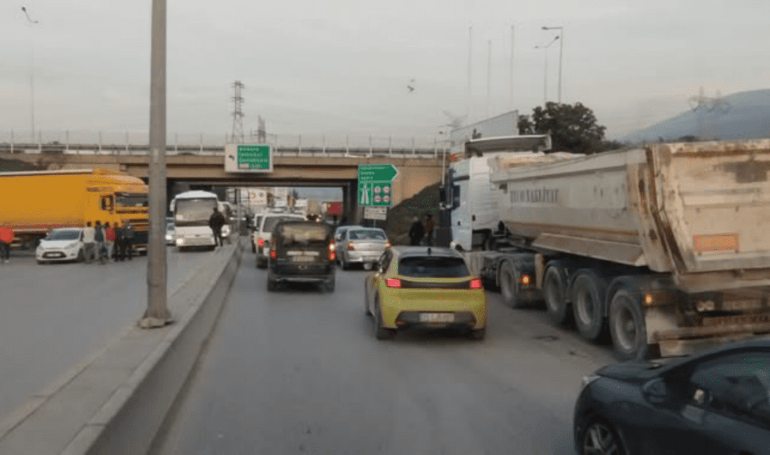 Bornova ilçesi  Ayakkabıcılar Sitesi mevkiinde trafik kazası meydana geldi.