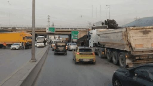 Bornova ilçesi  Ayakkabıcılar Sitesi mevkiinde trafik kazası meydana geldi.