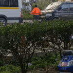 İzmir’deki bazı mahallelerde, uçan poşetler çevre kirliliğine yol açarken, temizlikle