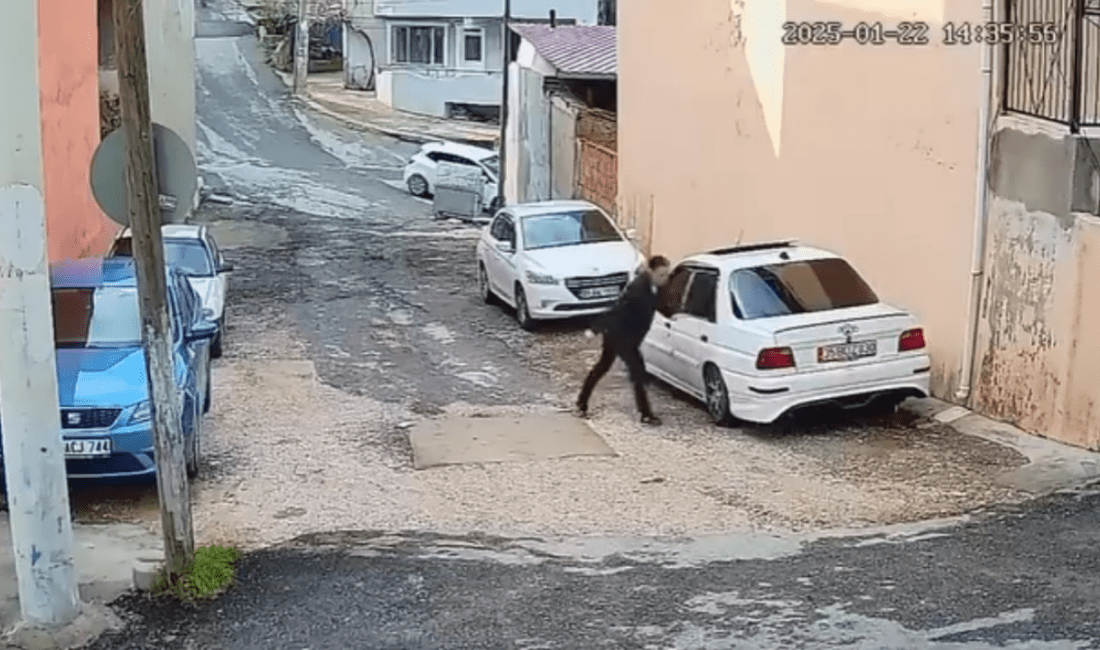 Karabağlar Peker Mahallesi’nde bir kişi, gündüz vakti elini kolunu sallayarak