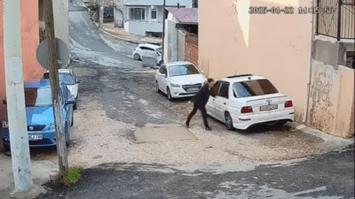 Karabağlar Peker Mahallesi’nde bir kişi, gündüz vakti elini kolunu sallayarak