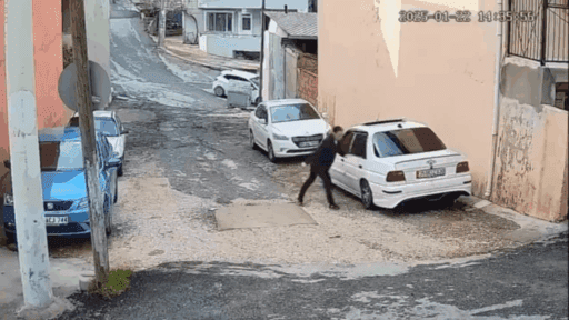 Karabağlar Peker Mahallesi’nde bir kişi, gündüz vakti elini kolunu sallayarak