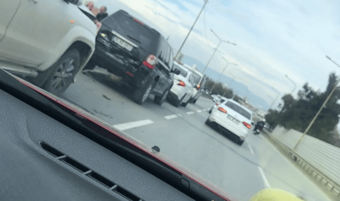 İzmir Konak’ta zincirleme kaza: Trafik kilitlendi İzmir’in Konak ilçesinde, Yeşildere’den Medicana’ya giden güzergah üzerinde büyük bir