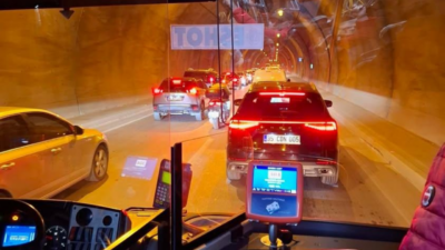 Konak Tünelinde saatlerdir devam eden trafik yoğunluğu, sürücüleri büyük bir