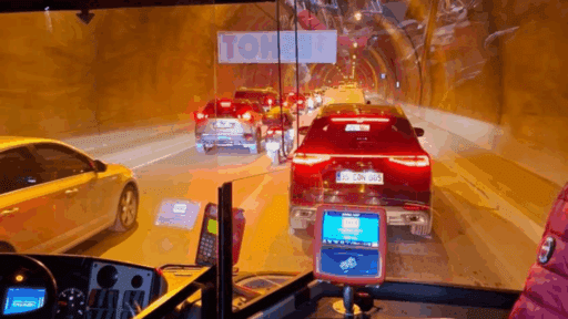 Konak Tünelinde saatlerdir devam eden trafik yoğunluğu, sürücüleri büyük bir