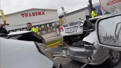 Kaza, İzmir Menemen Koyundere ışıkları mevkiinde gerçekleşti. Olayda, birkaç araç