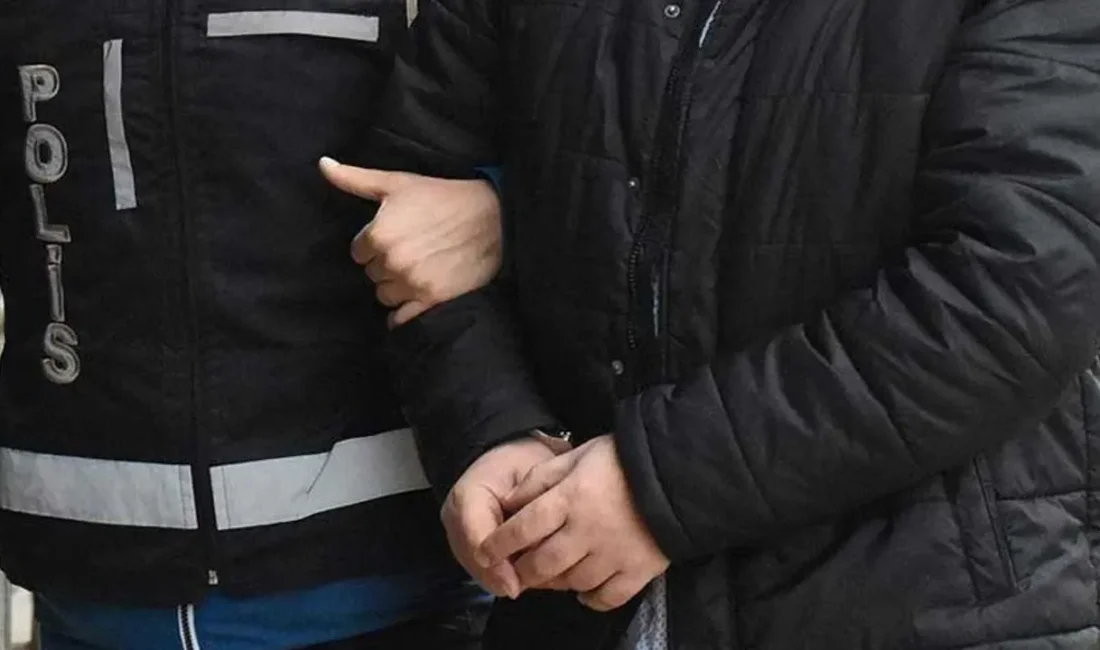 İzmir Çeşme’de uyuşturucu operasyonu: 1 tutuklama! Düzenlenen operasyon sonucu, M.K. üzerinde uyuşturucu haplarla birlikte suçüstü yakalandı.