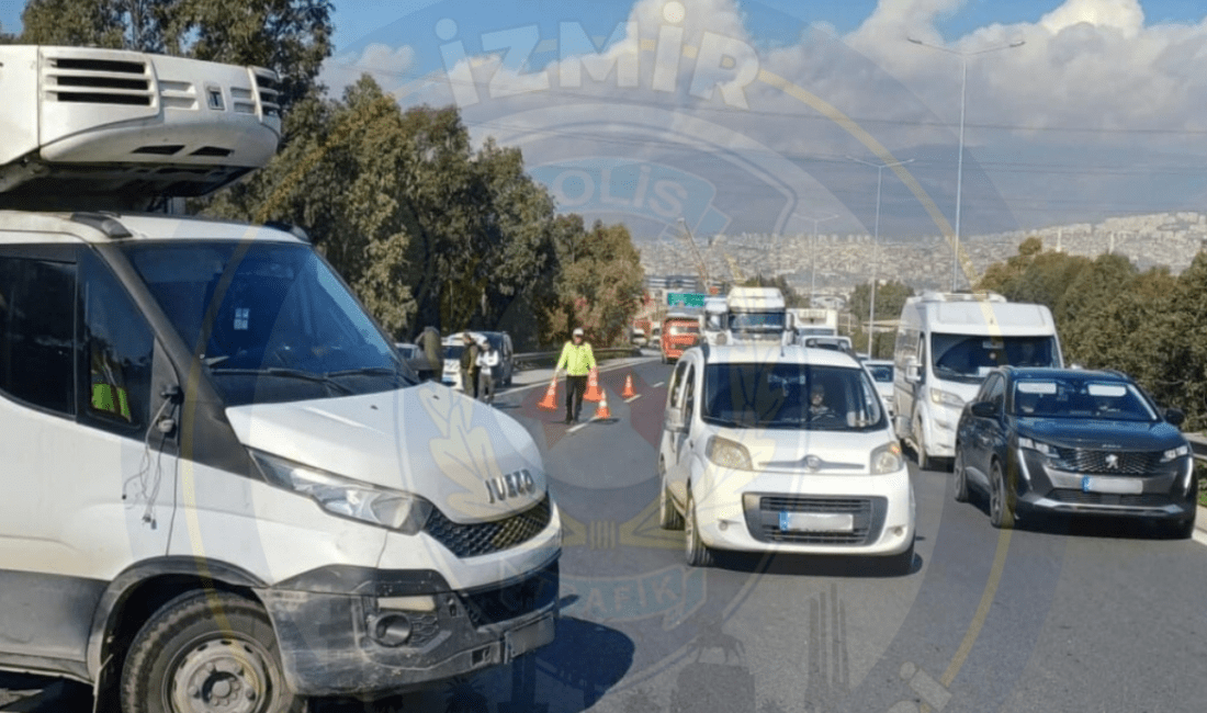 İzmir Otoyolu'nda Pınarbaşı Kavşağı mevkiinde meydana gelen trafik kazası nedeniyle