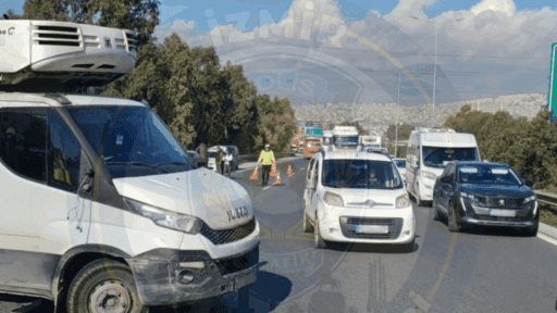 İzmir Otoyolu'nda Pınarbaşı Kavşağı mevkiinde meydana gelen trafik kazası nedeniyle