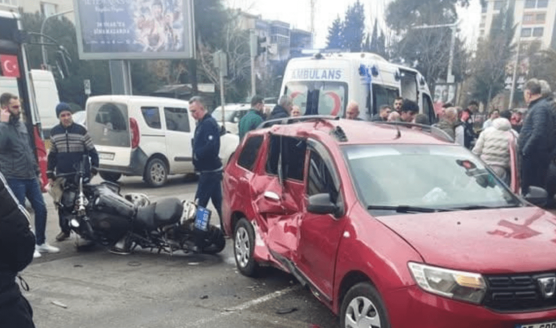 İzmir’de polis motosikleti ile otomobil çarpıştı: 2 polis memuru yaralandı! İzmir’in Konak ilçesi Hatay semtinde bugün saat 15.15 sıralarında trajik