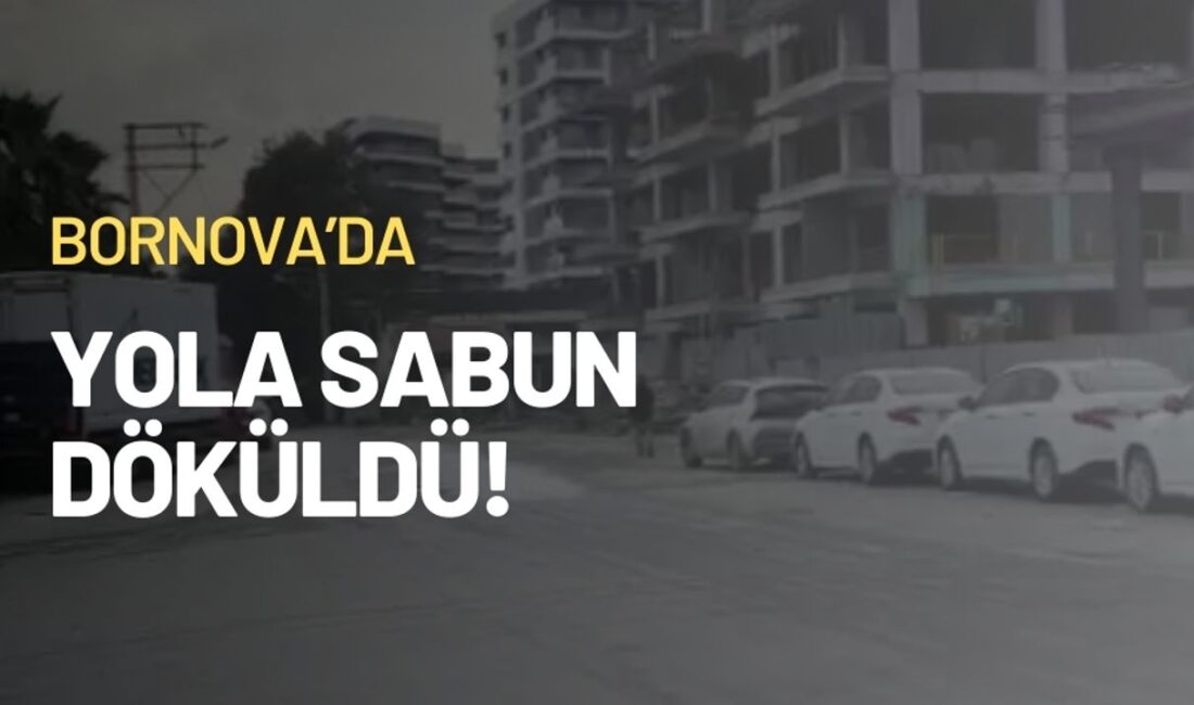 Bornova Kazım dirik mahallesinde Yola dökülen sabun nedeniyle araçlar kayıyor,