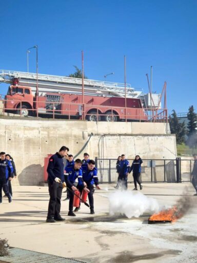 İzmir Büyükşehir Belediyesi zabıta ekipleri, yangın riskine karşı alınması gereken