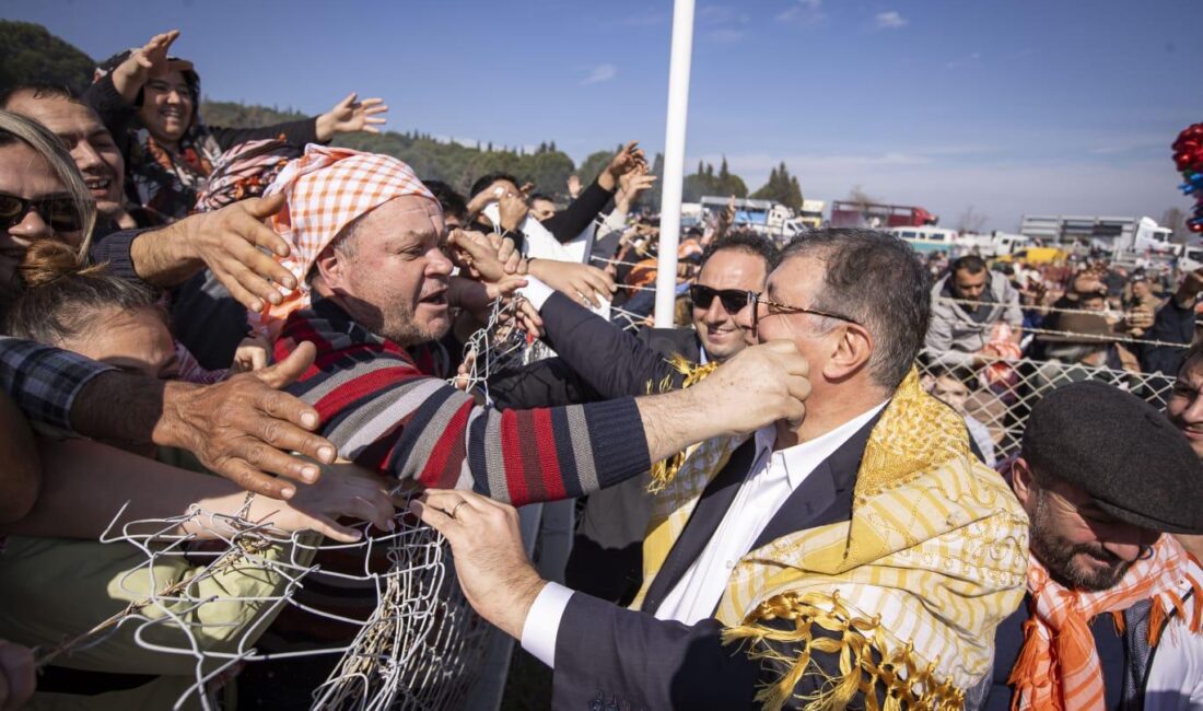 Torbalı'da 16. Geleneksel Deve Güreşleri Festivali'ne katılan İzmir Büyükşehir Belediye