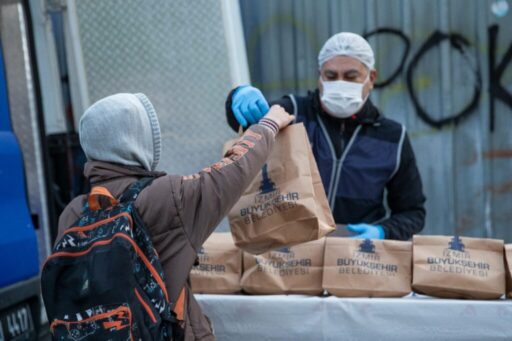 İzmir Büyükşehir Belediyesi’nin sosyal destek uygulamaları arasına beslenme paketi de