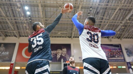 İzmir'de sporun kalbi Kültürpark Celal Atik Spor Salonu'nda atıyor. Bin