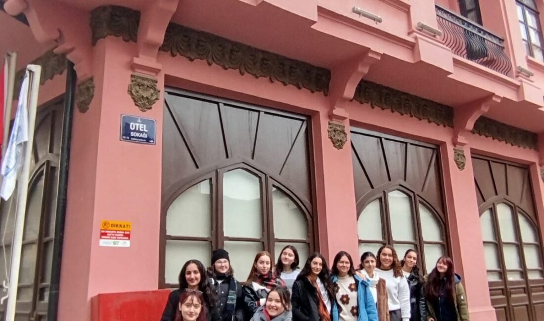 İzmir Büyükşehir Belediyesi’nin “Kitaplarla Yolculuk” projesi, her ay okunan kitap