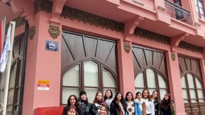 İzmir Büyükşehir Belediyesi’nin “Kitaplarla Yolculuk” projesi, her ay okunan kitap