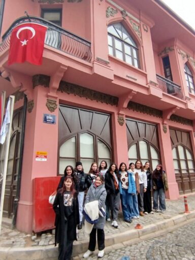 İzmir Büyükşehir Belediyesi’nin “Kitaplarla Yolculuk” projesi, her ay okunan kitap