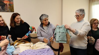 Karşıyaka Belediyesi Bilge Çınarlar Sağlıklı Yaş Alma Merkezi kursiyerleri, sosyal