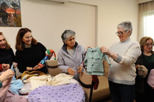 Karşıyaka Belediyesi Bilge Çınarlar Sağlıklı Yaş Alma Merkezi kursiyerleri, sosyal